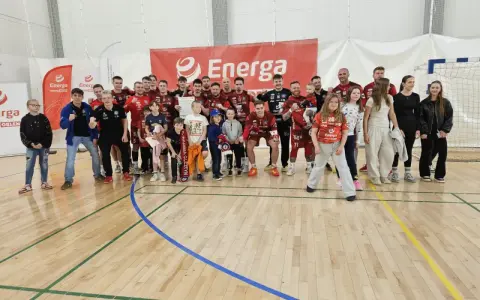 Drużyna Warmia Olsztyn piłka ręczna z kibicami po meczu.