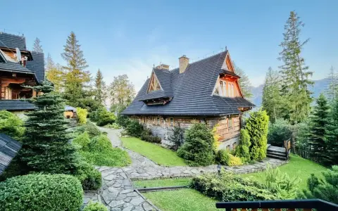 Drewniane domy w górskim stylu, idealne na spokojny wypoczynek. To może być Twój pierwszy raz w Zakopanem dla początkujących.