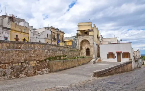 Antiche mura e case storiche a Ugento, un luogo incantevole da scoprire.