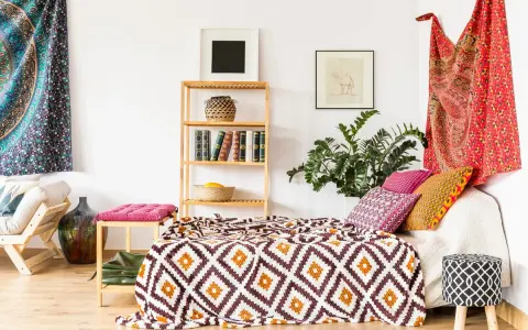 Tessuti vivaci e cuscini colorati creano un'atmosfera accogliente, perfetti per ispirare i tuoi colori per interni casa.