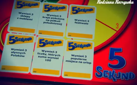 Karty z gry "5 sekund" z zadaniami typu "Wymień 3...". W tle plansza gry i napis "Rodzinna Rozrywka".