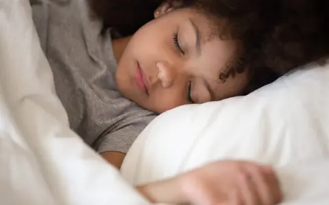 Niño durmiendo plácidamente. Ojalá mi hijo no duerme así de tranquilo.