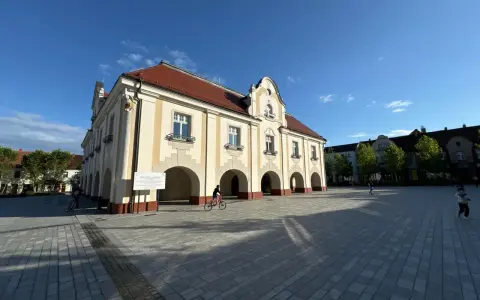 Ratusz w Jarocinie, plac z rowerzystą i dziećmi. Wiele się dzieje, to świetne jarocińskie wydarzenia!