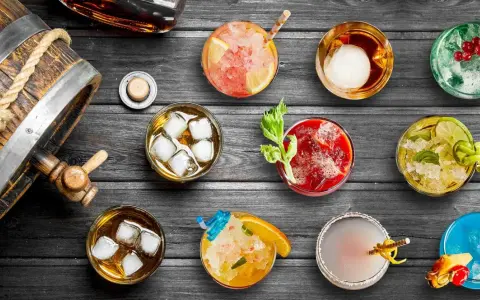 Drewniana beczka i różnorodne drinki – od klasycznej whisky z lodem po kolorowe koktajle. Idealne propozycje, z czym pić whisky i nie tylko!