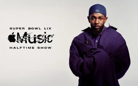 Mann mit Bart und blauer Kappe trägt lila Jacke. Text: Super Bowl LIX Apple Music Halftime Show.