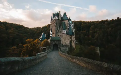 Kamienny most prowadzi do bajkowego zamku Eltz, jednego z najpiękniejszych zamków w Niemczech, otoczonego jesiennym lasem.