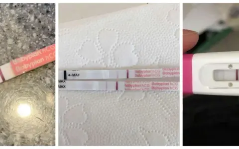 Tre positiva tidiga graviditetstest visar två rosa streck. Ett test ligger på en stenig yta, två på hushållspapper och ett i en vit hållare.