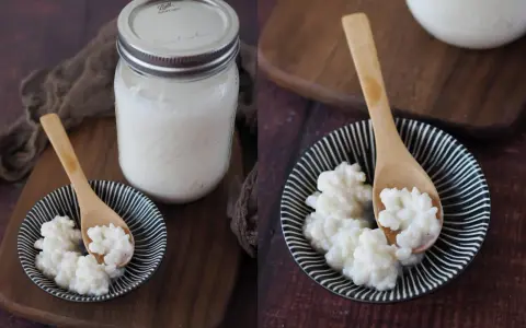 Kefir-Körner auf einem Löffel, bereit, Kefir selber zu machen. Daneben ein Glas mit fertigem Kefir.