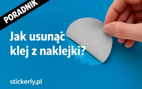 Poradnik: Jak usunąć klej z naklejki? Dłoń trzyma szarą naklejkę, odsłaniając niebieskie tło.