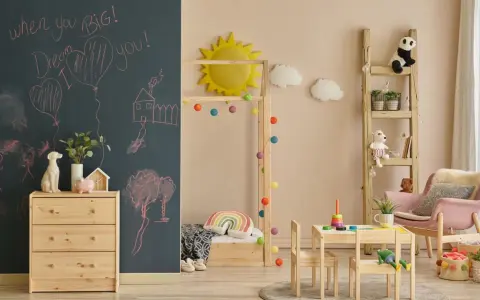 Ein gemütliches Montessori Kinderzimmer für 5-Jährige mit Tafelwand, Holzmöbeln, Spielzeug und einer Leiter als Regal.
