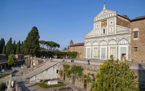 Un perfetto weekend a Firenze: la Basilica di San Miniato al Monte con la sua facciata rinascimentale e il cimitero monumentale.