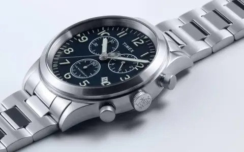 Stalowy zegarek Timex z tarczą i bransoletą, wykonany metodą PVD, prezentuje elegancki styl.