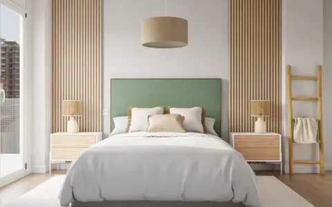 Acogedor dormitorio verde y madera con cabecero tapizado, mesitas de noche de madera y lámparas.