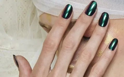 Chrome Nägel: Perfekter Spiegelglanz zu Hause So gelingt's!