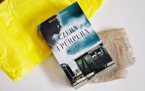 Okładka książki "Czern i Purpura" z pociągiem i sylwetką kobiety.