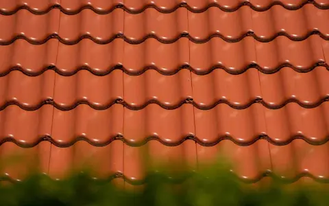 Ile kosztuje metr dachówki ceramicznej? Sprawdź ceny i oszczędź na dachu