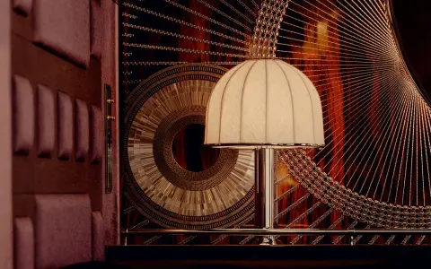 Lampe Art Déco sur fond ornemental complexe, avec des détails en velours bordeaux. L'ensemble évoque une ambiance luxueuse et sophistiquée.