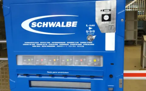 Blauer Fahrradschlauch-Automat von Schwalbe. Bietet Schläuche in verschiedenen Größen für 8 Euro an.