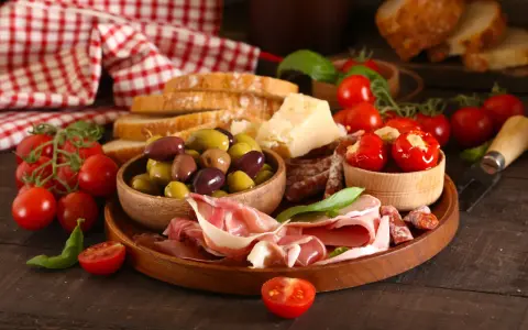 Antipasti co to? Talerz pełen smakołyków: oliwki, pomidorki, wędliny, ser i pieczywo. Idealne na przystawkę.