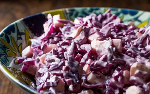 Surówka z czerwonej kapusty jak w kebabie - łatwy przepis na smakowity dodatek