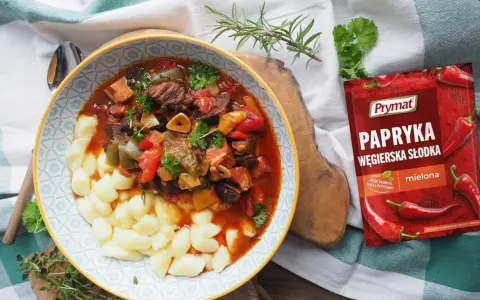 Bogracz z kluseczkami, aromatyczny gulasz z papryką i mięsem, podany z pysznymi kluskami.