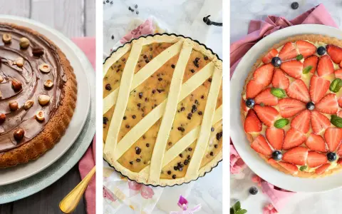 Tre deliziose torte senza glutine: una con cioccolato e nocciole, una crostata con gocce di cioccolato e una crostata di frutta fresca con fragole e mirtilli.