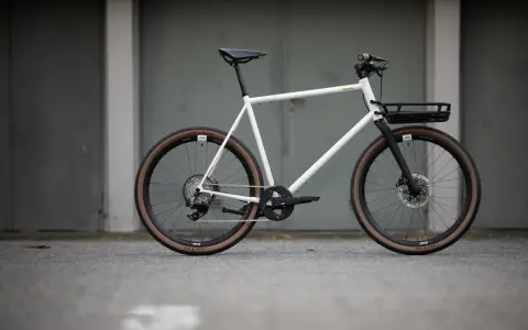 Weißes Gravelbike mit schwarzem Gepäckträger vorne, bereit für den ROSE Bikes Test.