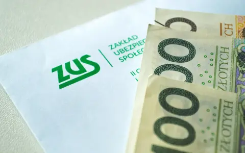 ZUS i banknoty 100 zł. Czy czeka nas jaka waloryzacja emerytur w 2026?