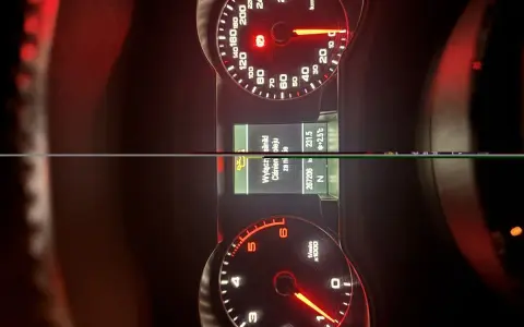 Deska rozdzielcza oldruck audi: prędkościomierz, obrotomierz i ekran komputera pokładowego.