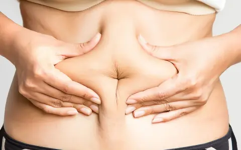 Liposukcja brzucha: Koszt, czynniki i jak uniknąć niespodzianek