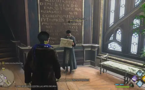 Jugador habla con Arthur Plummly, quien examina un mapa. Detrás, un muro con hechizos de Hogwarts Legacy.