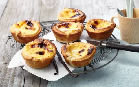 Pastéis de nata rezept vanillepudding: knusprige Törtchen mit cremiger Füllung, perfekt für jeden Anlass.