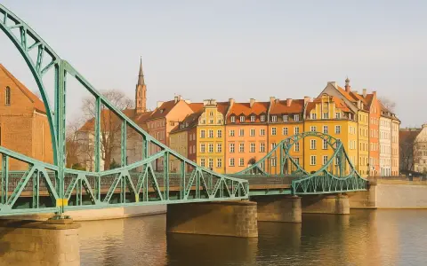Zielony most na Odrze, kolorowe kamienice i wieża kościelna. Ciekawe ciekawostki o Wrocławiu czekają na odkrycie!