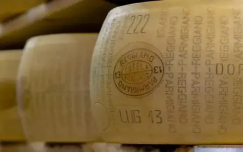 Ile kosztuje parmezan? Sprawdź ceny i tajemnice autentyczności