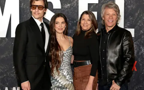 Jon Bon Jovi z rodziną. Na zdjęciu jego dzieci i żona Dorothea.