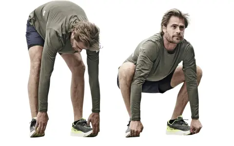 Man utför dynamisk stretching, böjer sig framåt med raka ben och rör vid skorna.