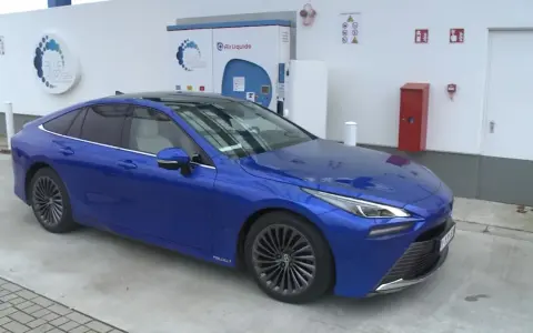 Niebieska Toyota Mirai na stacji wodorowej. Zastanawiasz się nad toyota mirai cena? To przyszłość motoryzacji.