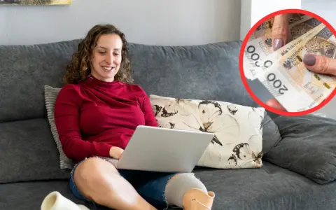 Kobieta z protezą nogi korzysta z laptopa. W tle widać dłonie trzymające polskie banknoty 200 zł, co może symbolizować wsparcie finansowe, np. związane z symbolem niepełnosprawności 05-r co przysługuje.