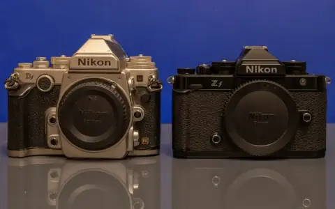 Srebrna lustrzanka Nikon Df i czarny bezlusterkowiec Nikon Zf stoją obok siebie, prezentując ewolucję fotografii.