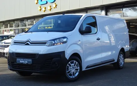 Weißer Citroen Jumpy 2.0 HDI, bereit für neue Abenteuer. Keine Probleme hier, nur ein zuverlässiger Transporter.