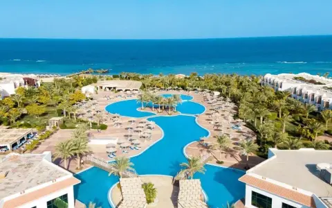 Fantazia Resort Marsa Alam: opinie potwierdzają - baseny, palmy i błękitne morze tworzą rajski widok.