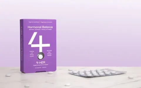 Lila förpackning med "Hormonal Balance" och en tablettkartong. Kan hjälpa mot hormonell obalans symtom kvinna.