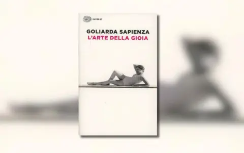 Copertina del libro "L'arte della gioia" di Goliarda Sapienza, con una donna sdraiata in costume da bagno.