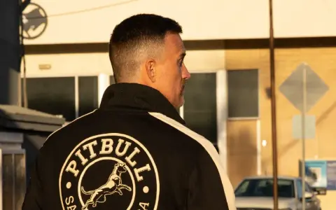 Najlepsze męskie bluzy polskich marek – styl, jakość i ceny