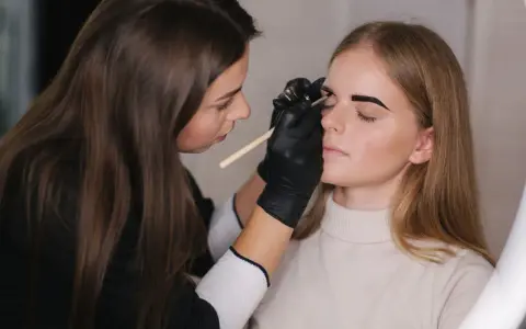 Henna pudrowa vs farbka: Która koloryzacja brwi dla Ciebie?