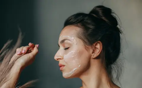 Jaki peeling do cery dojrzałej? Odzyskaj młodość skóry!