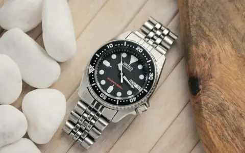 Zegarek diver z czarną tarczą i metalową bransoletą. Niezawodny mechanizm Seiko, gotowy na każdą przygodę.