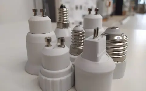 Zestaw adapterów do żarówek. Różne rodzaje gwintów i mocowań, w tym mały gwint żarówki oznaczenie.