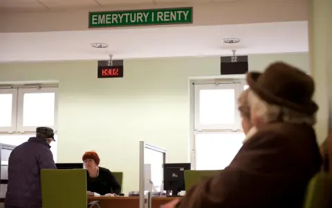 Ludzie czekają na obsługę w urzędzie "Emerytury i Renty". Zastanawiają się, w jakim miesiącu najlepiej przejść na emeryturę.