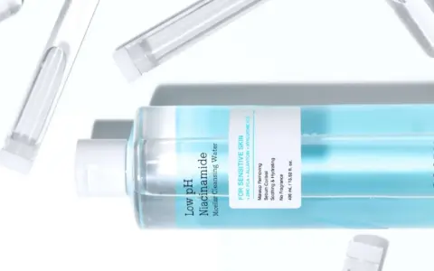 En flaska COSRX Low pH Niacinamide Micellar Cleansing Water, en mild sminkborttagning olja för känslig hud, omgiven av provrör.